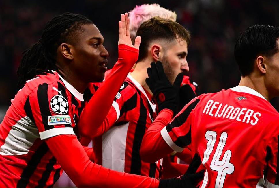 -包含阿贾克斯主场惊险战胜拜仁慕尼黑，提前晋级淘汰赛！的词条