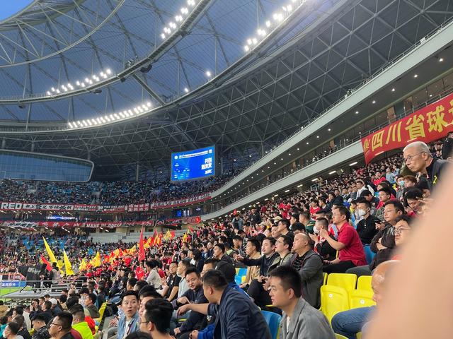 包含观众热情追随，足球盛事场面深远的词条