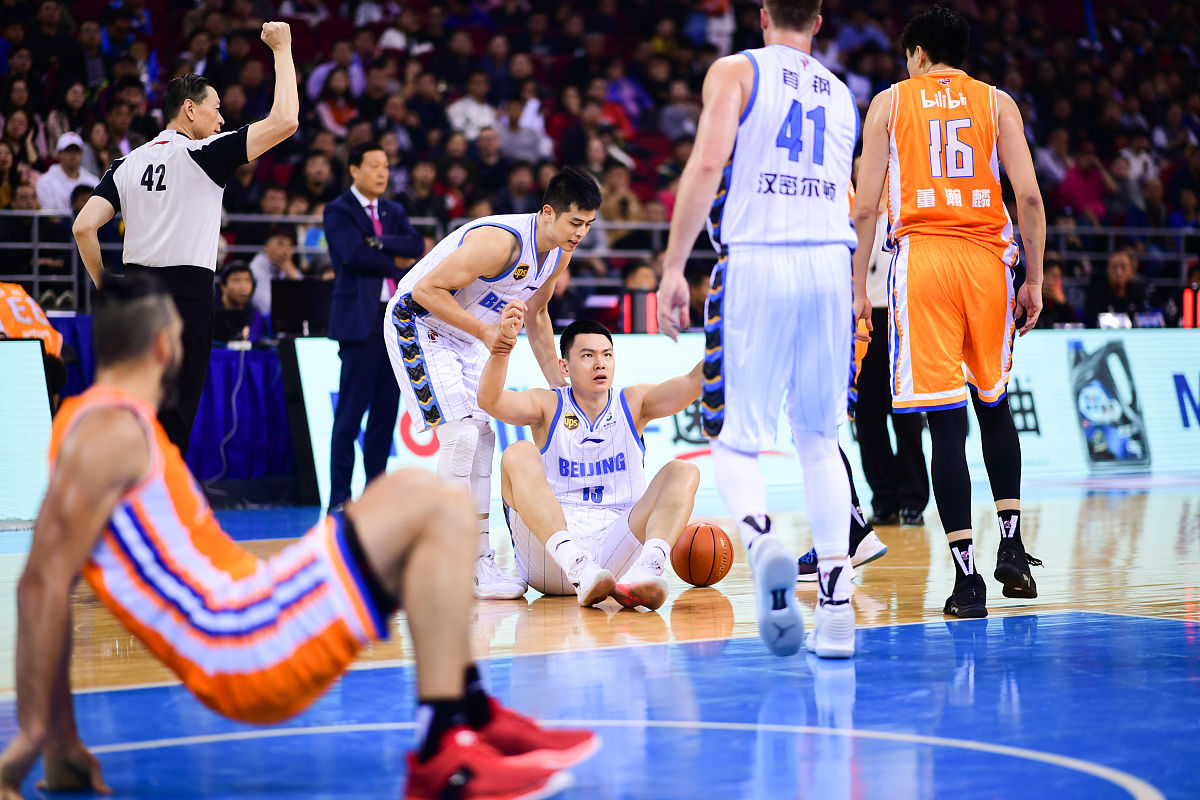 比赛中关键球员发挥稳定,助球队实现反超 比赛中关键球员发挥稳定,助球队实现反超