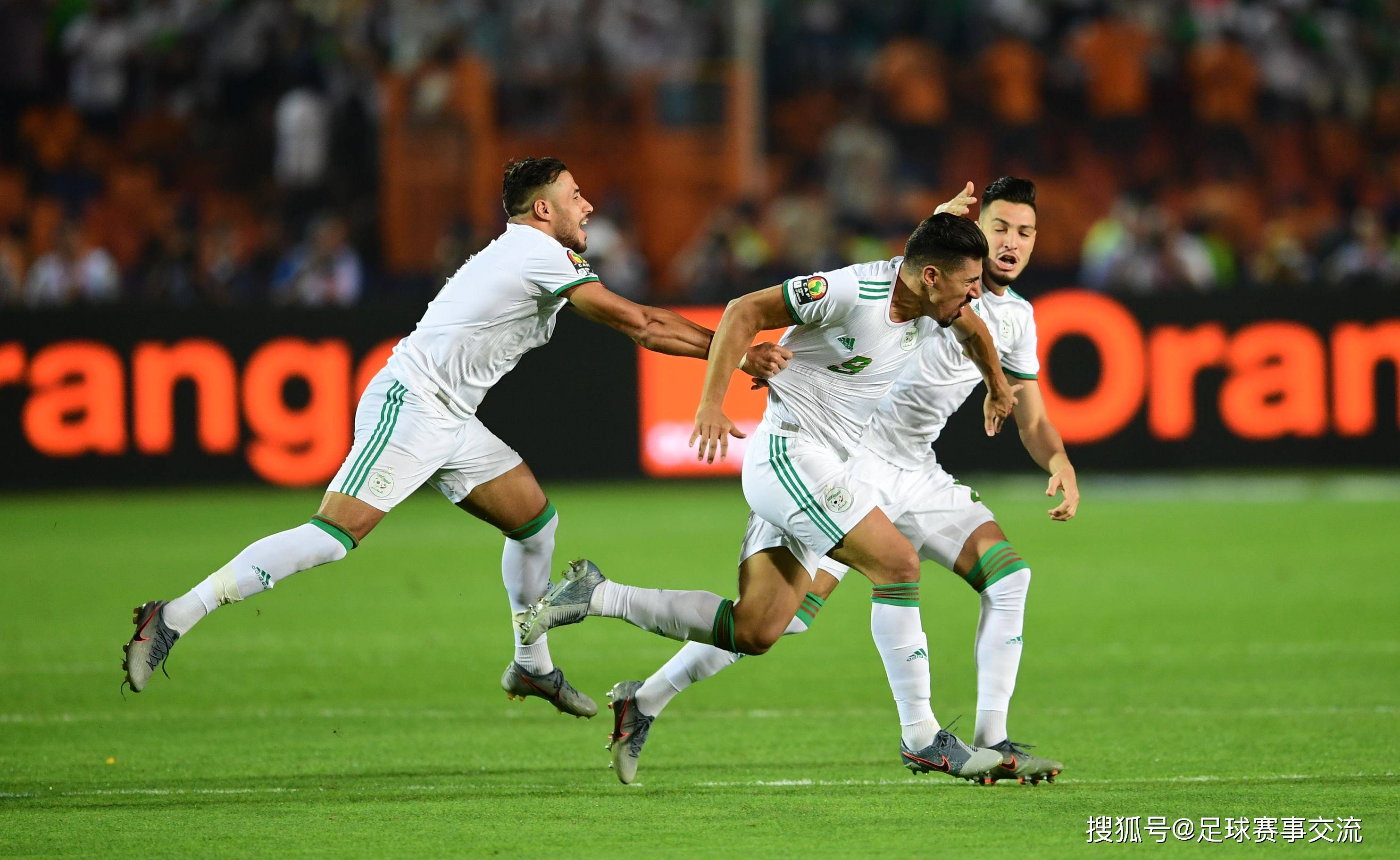 包含阿根廷队横扫玻利维亚进军欧洲足球锦标赛决赛的词条