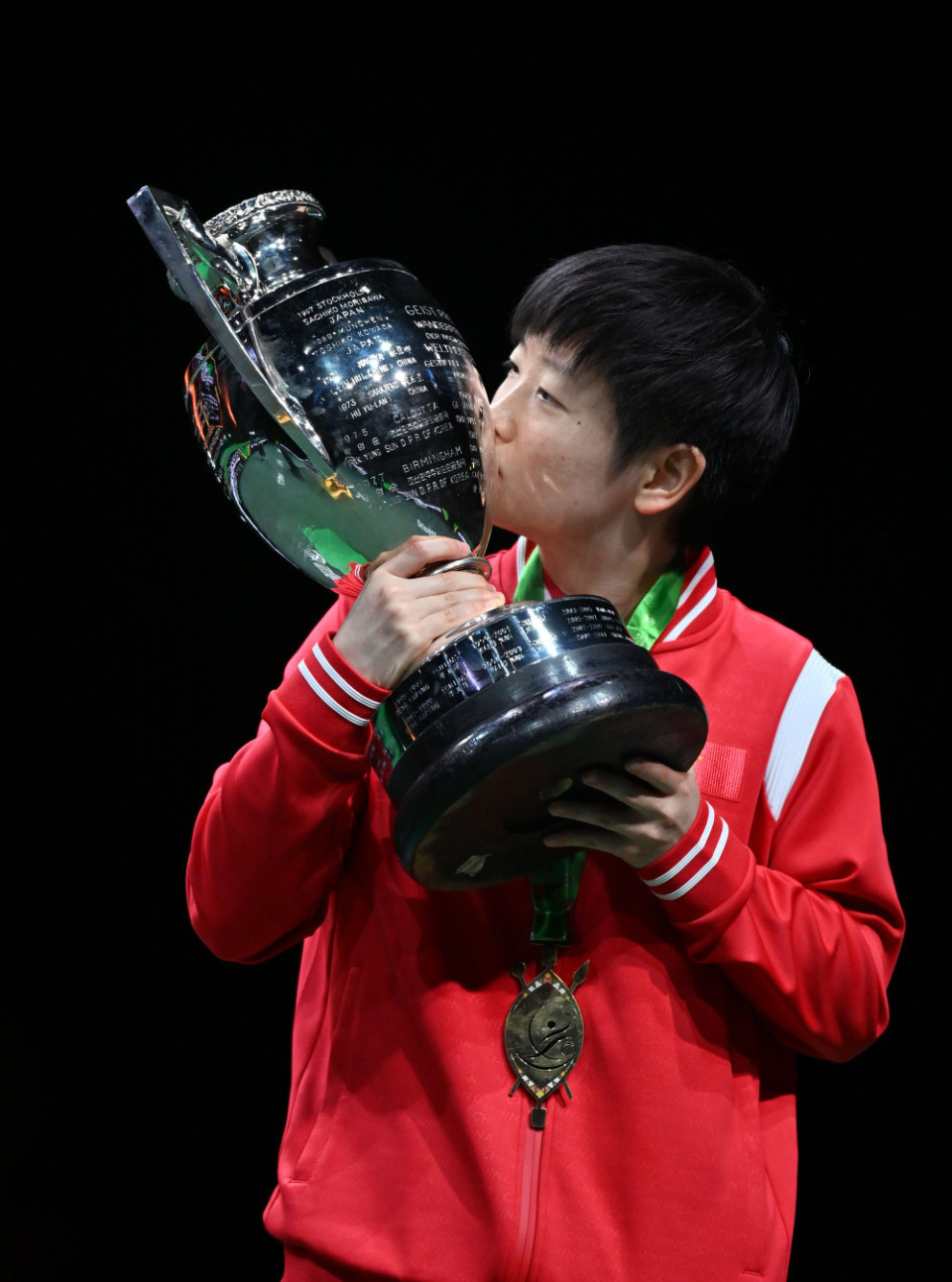 球赛竞争激烈，观众欣赏场面赞叹不已