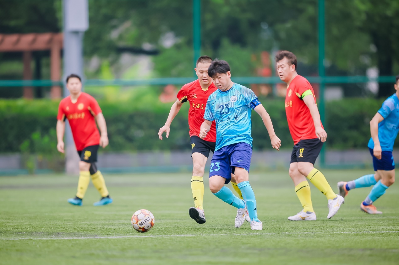 关于足球赛场激情燃烧，球员实力比拼备战的信息