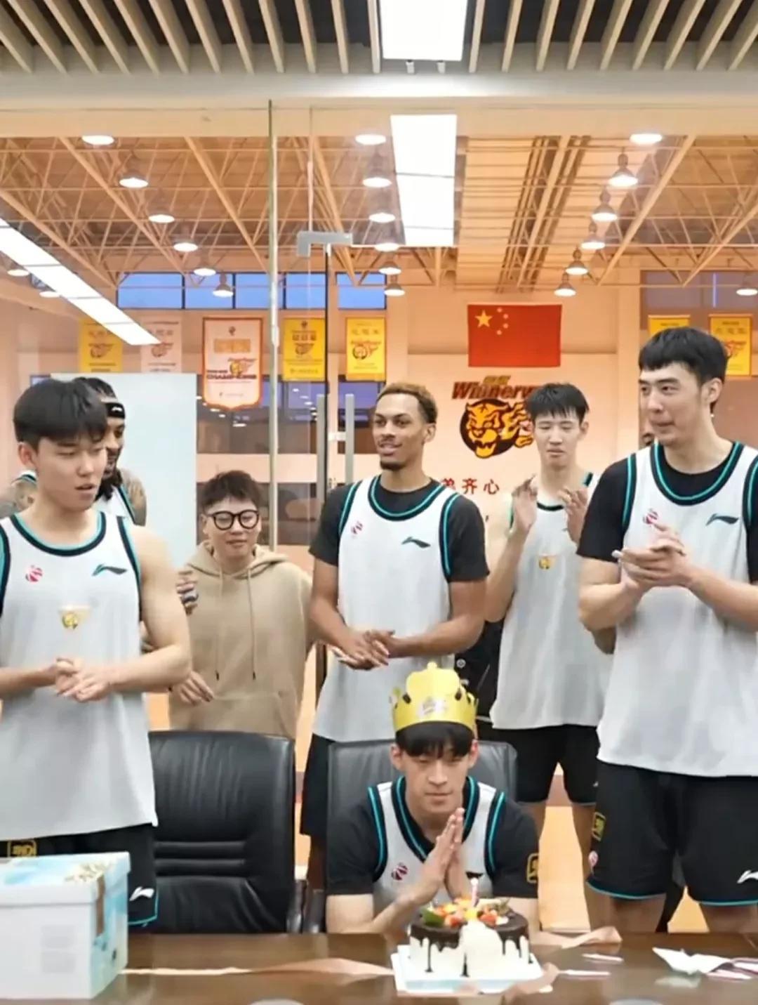 球队举行慈善活动，球员和粉丝互动感人至深的简单介绍