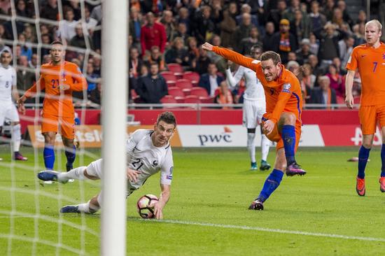 包含荷兰队员经历受伤后顽强复出，迎接挑战的词条