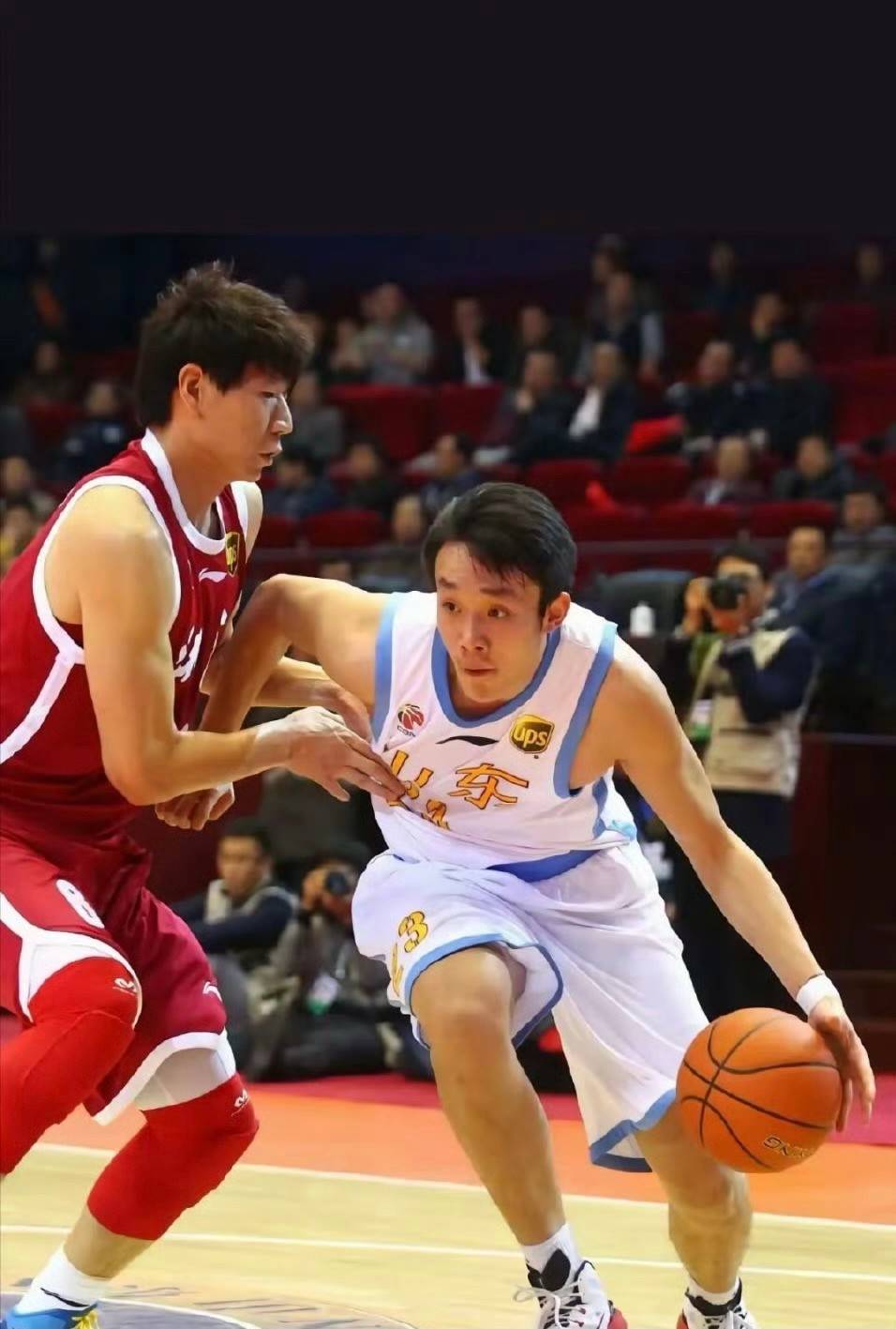 丁彦雨航助攻，辽宁队轻松胜出