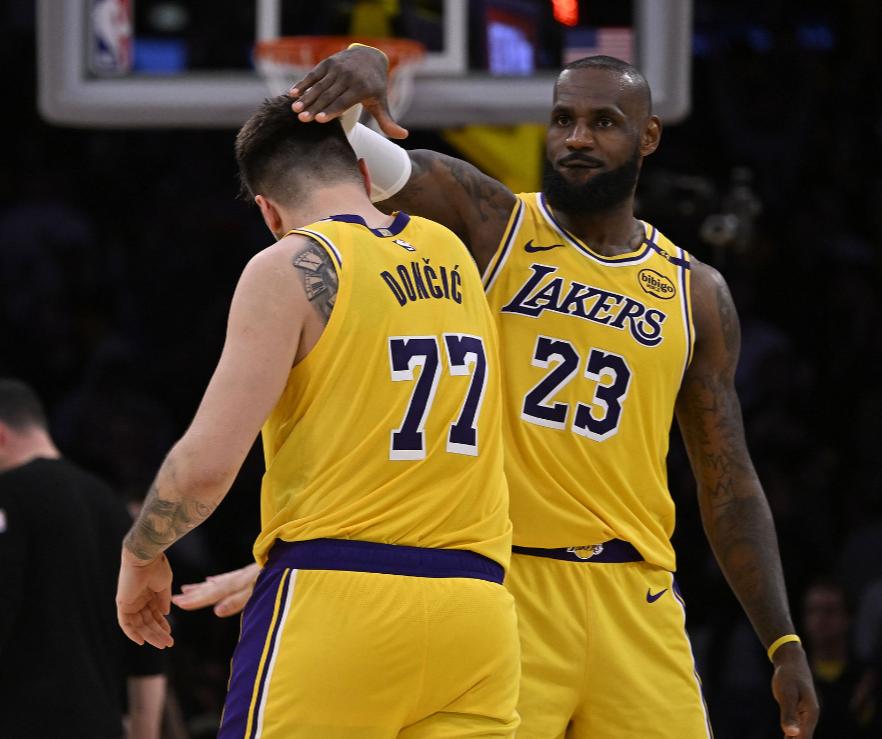 九游体育官方登录入口-灰熊队逆袭成功，杀入总决赛