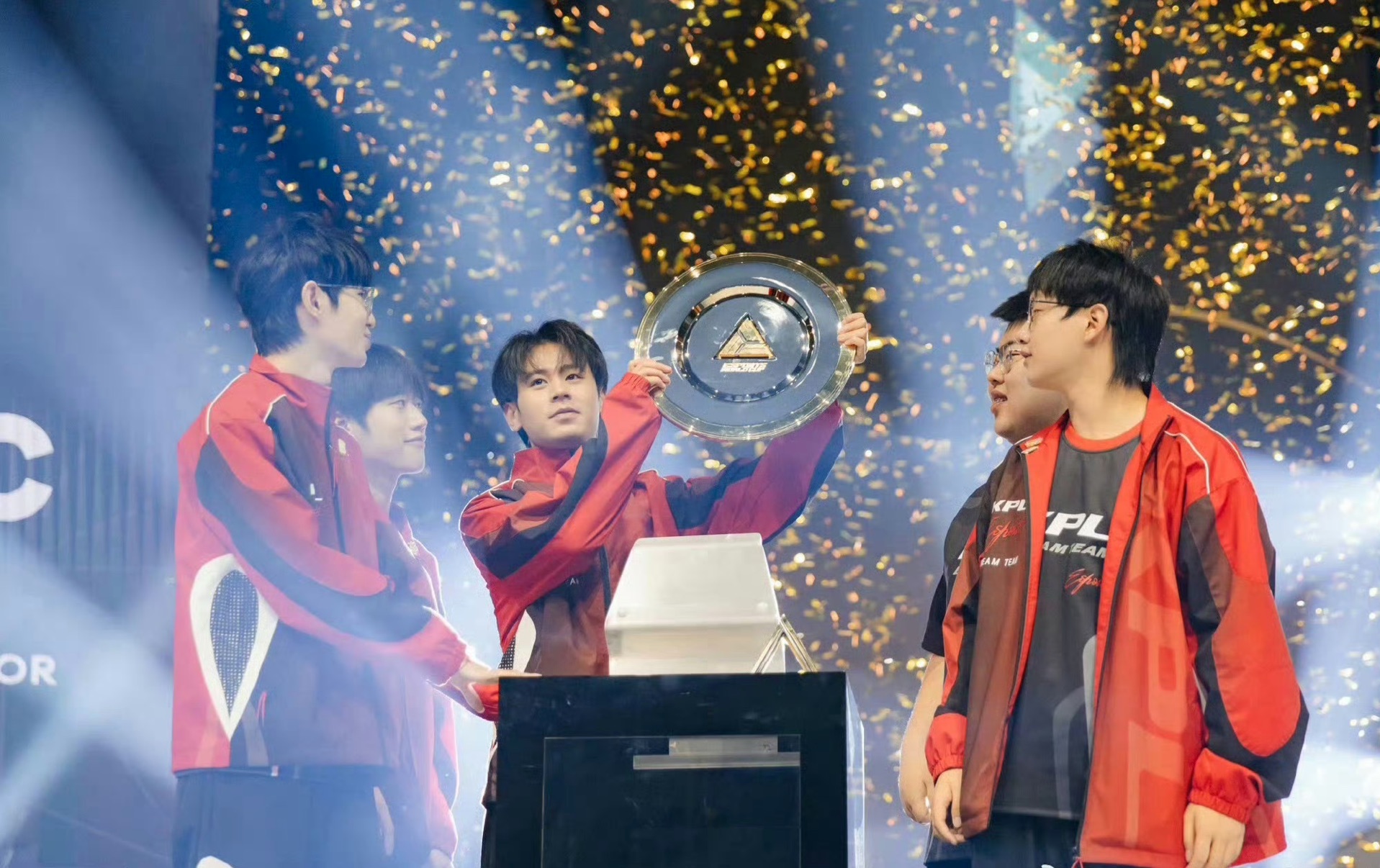 队员合作无间,共同取得胜利 队员合作无间,共同取得胜利