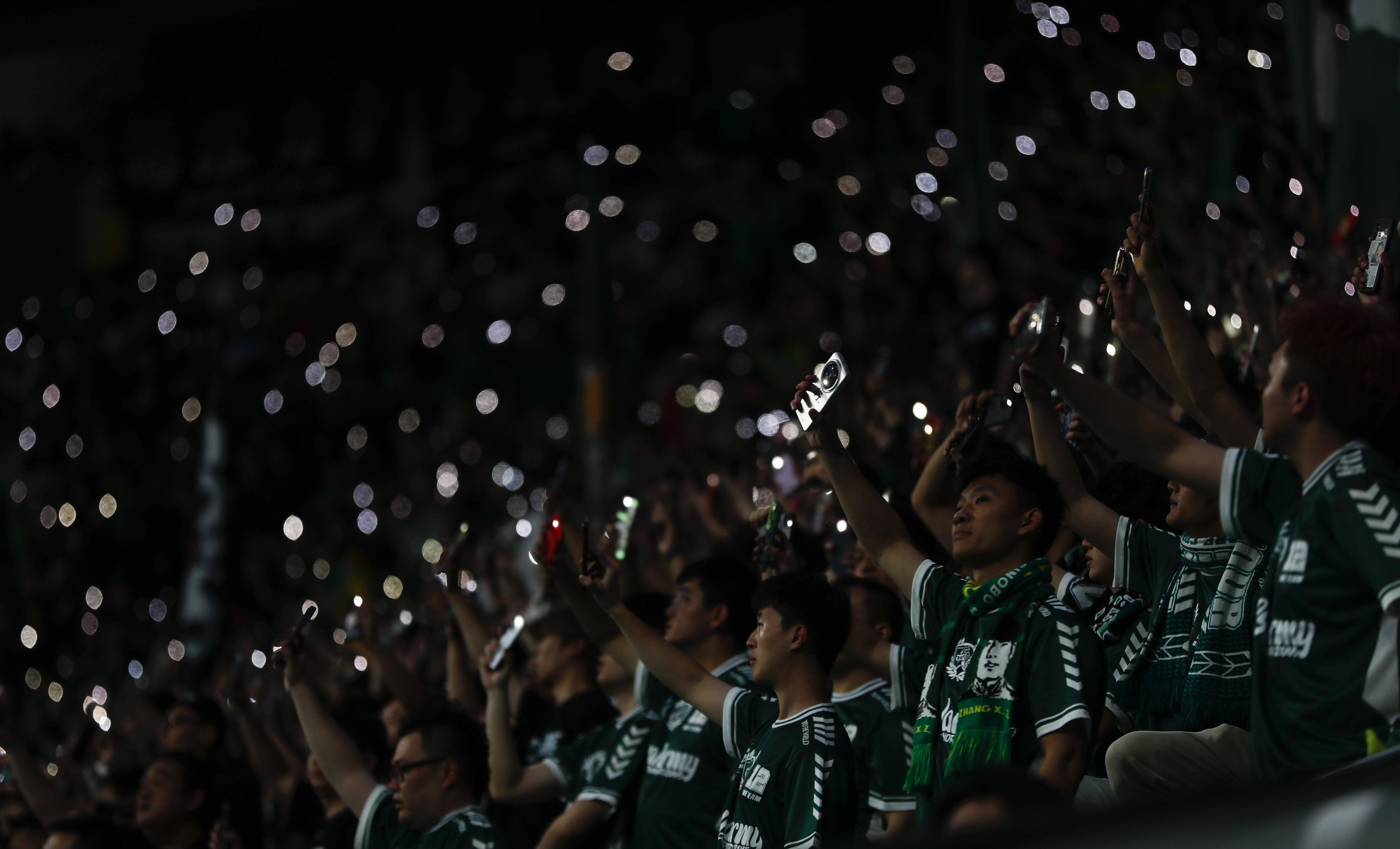 九游体育在线-足球场上激烈对抗，球迷尖叫欢呼