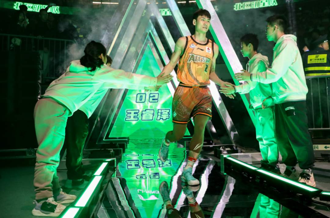 篮球比赛的红火程度让人们目不转睛的简单介绍 篮球比赛的红火程度让人们目不转睛的简单介绍