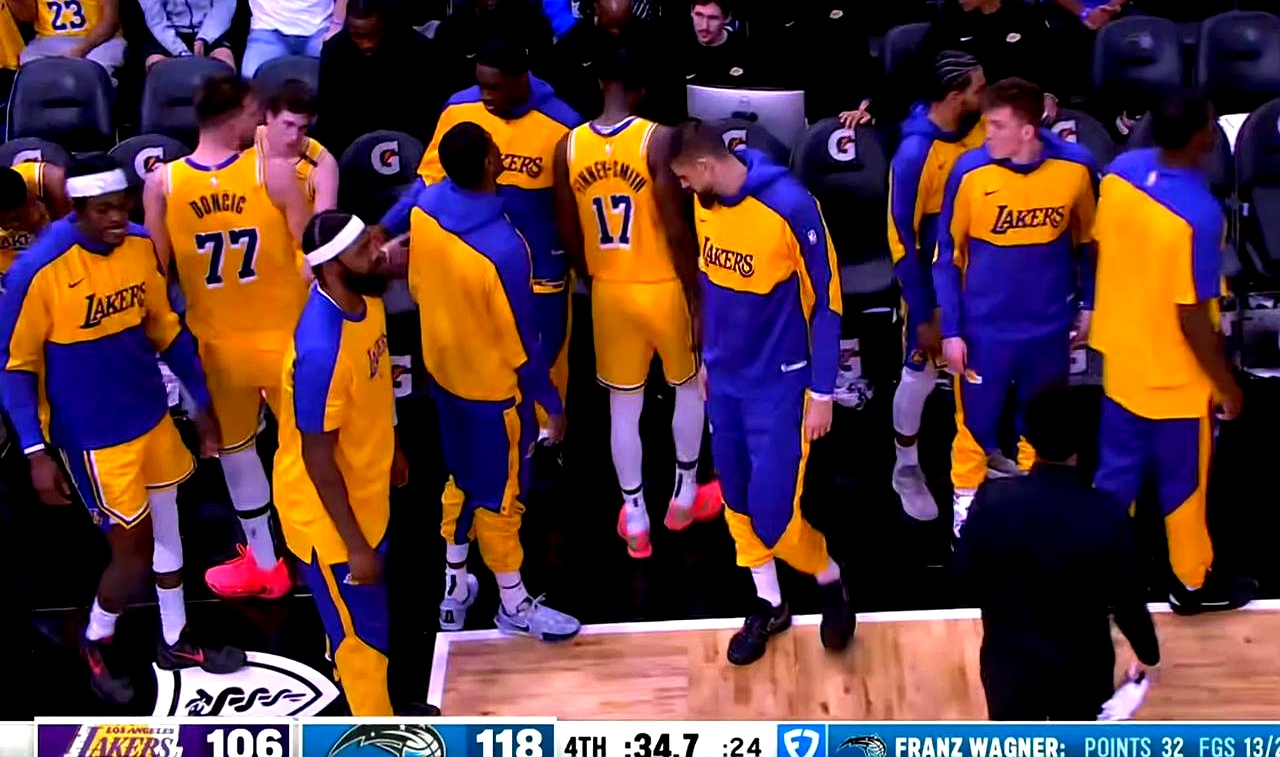 九游体育官方登录入口-包含湖人遭遇三连败，内外线配合乏力令人忧心的词条