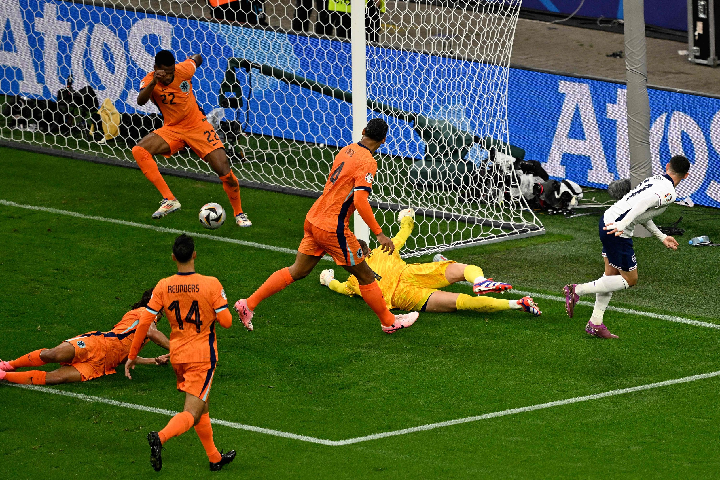 九游体育官方登录入口-关于英格兰挑战捷克，一场激烈的对抗在展开的信息