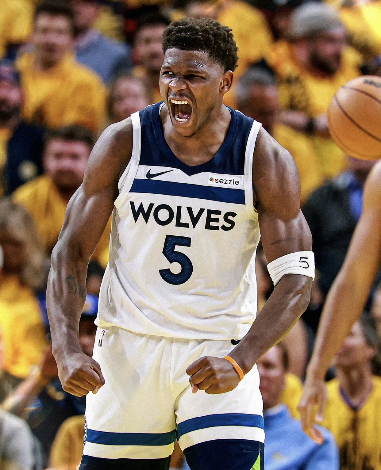 森林狼防守效率高,逼迫对手频频失误 森林狼防守效率高,逼迫对手频频失误