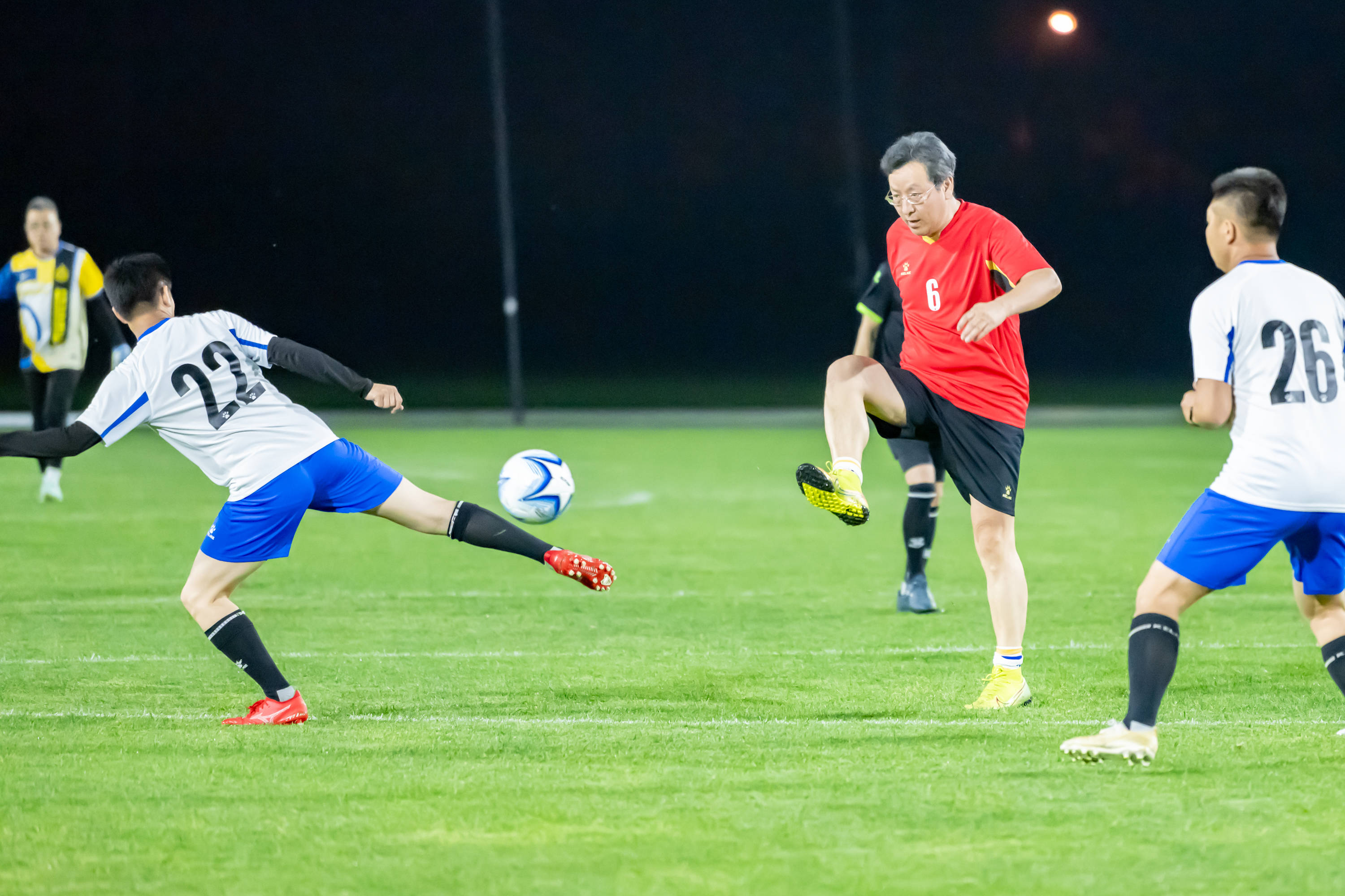 九游体育app下载-足球队员们在场上呈现出团结合作的精神