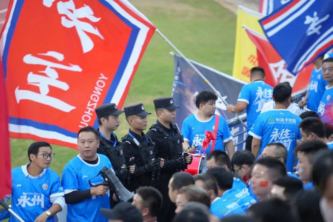 超级球星助力球队取得开门胜利，喜悦洋溢场馆的简单介绍