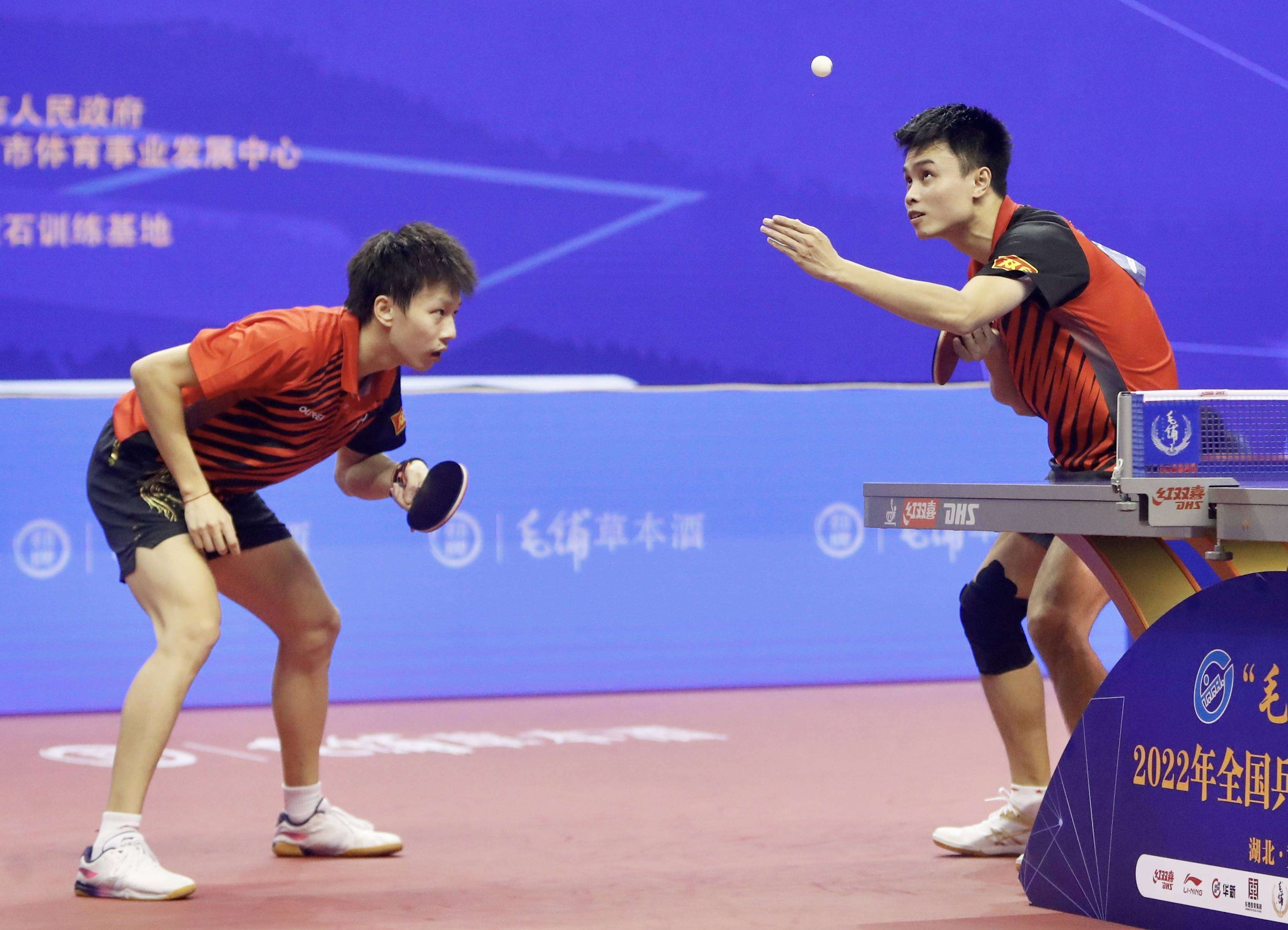 九游体育官网-夺冠之路！球队在比赛中全神贯注，为荣誉拼搏