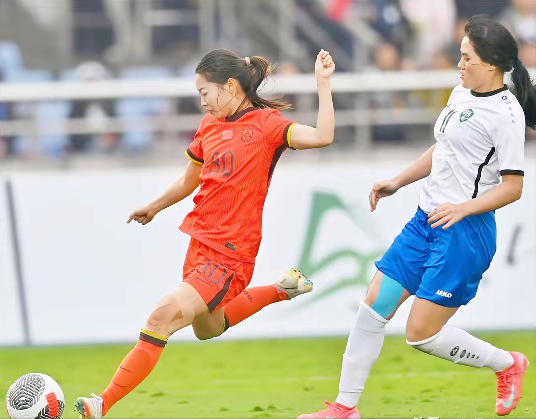 包含不断攀登足球领域的女队士气的词条