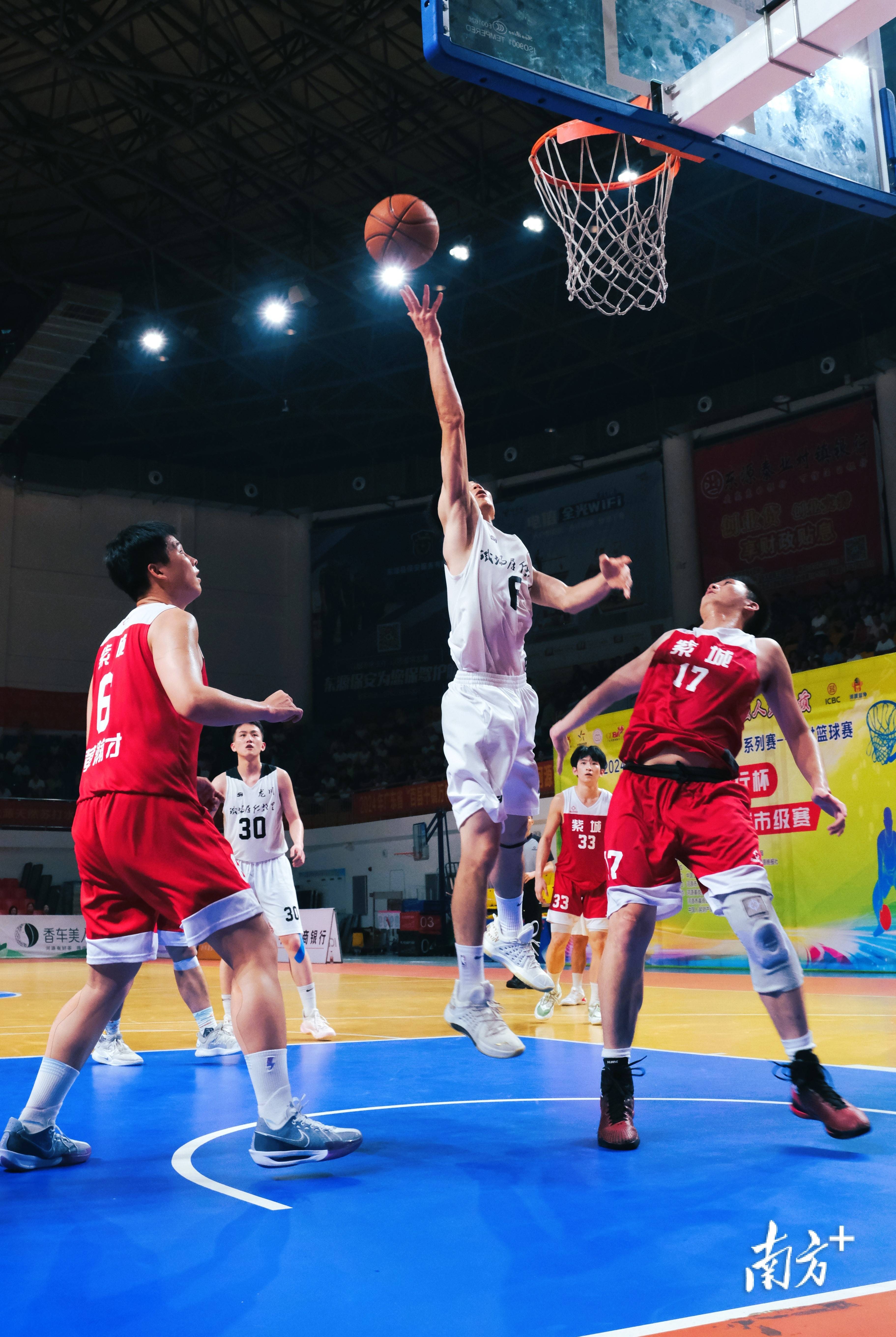 九游体育官方入口-包含篮球赛场上呈现激情燃烧场面，球员展现出色技术的词条